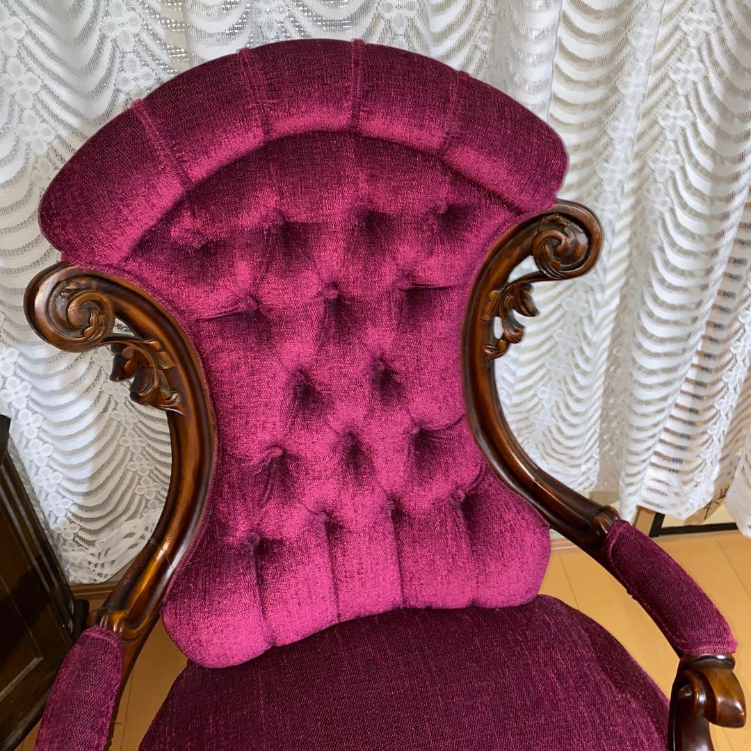 イタリア製ロココアンティークワインレッドのクラシック椅子　濃いピンクに近いソファ