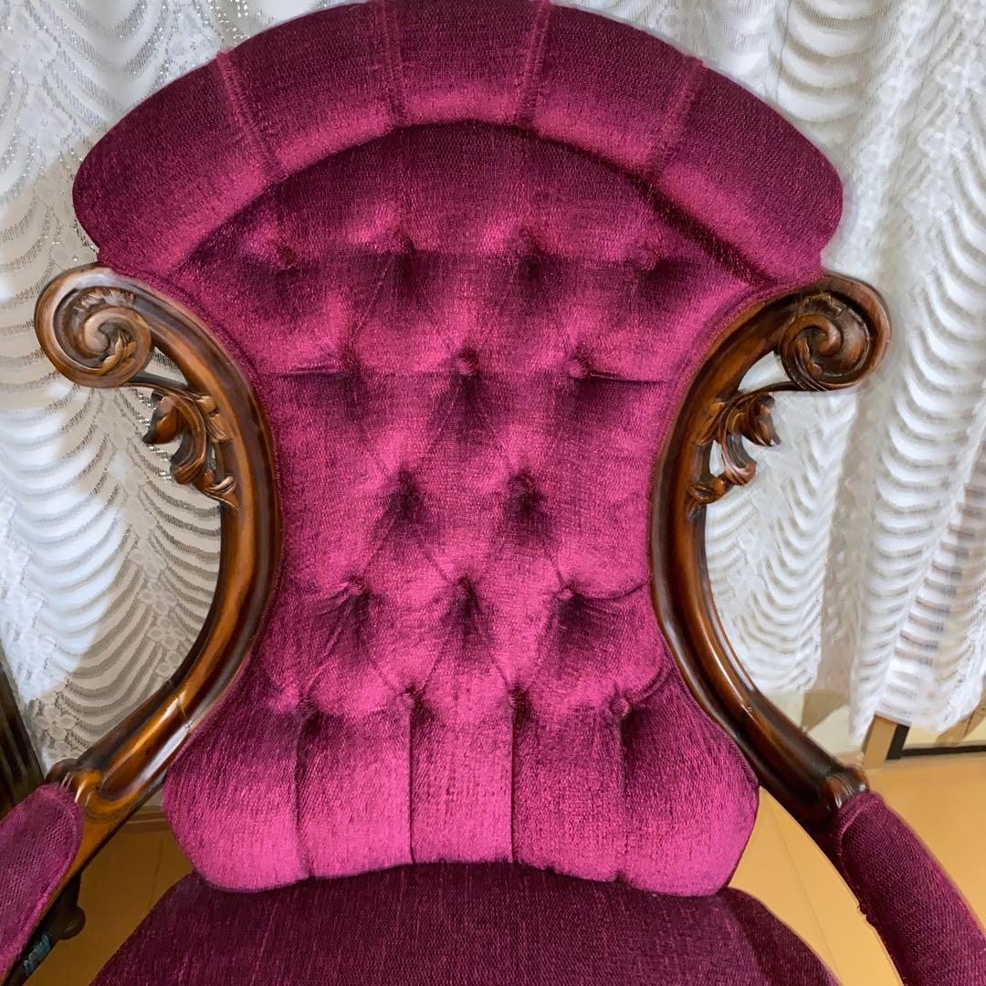 イタリア製ロココアンティークワインレッドのクラシック椅子　濃いピンクに近いソファ