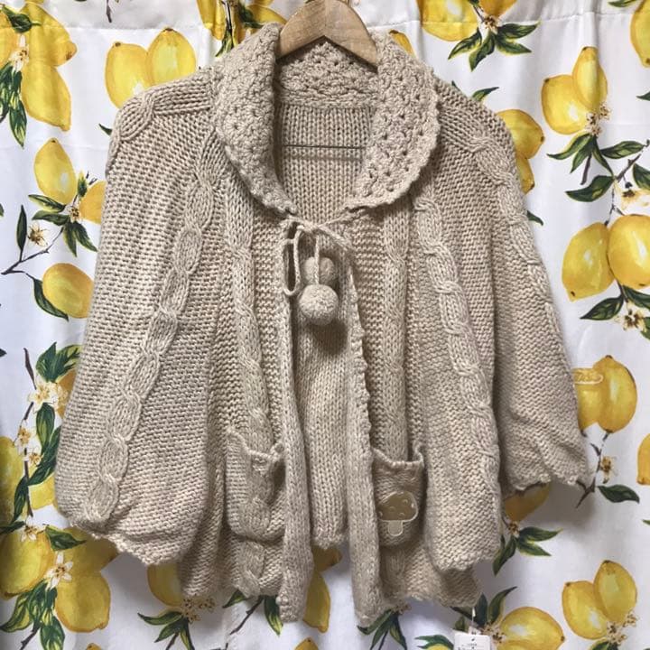 新品　フランシュリッペ　きのこワッペン　ケープ　ベージュ　ニットポンチョ