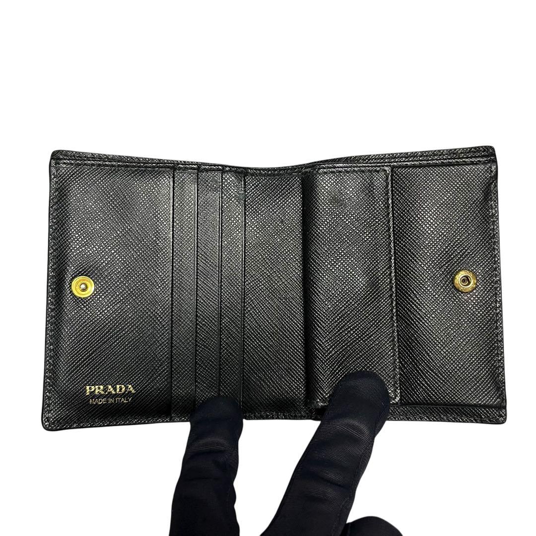 希少✨プラダ 二つ折り財布 シャイン サフィアーノレザー ロゴ金具 ブラック