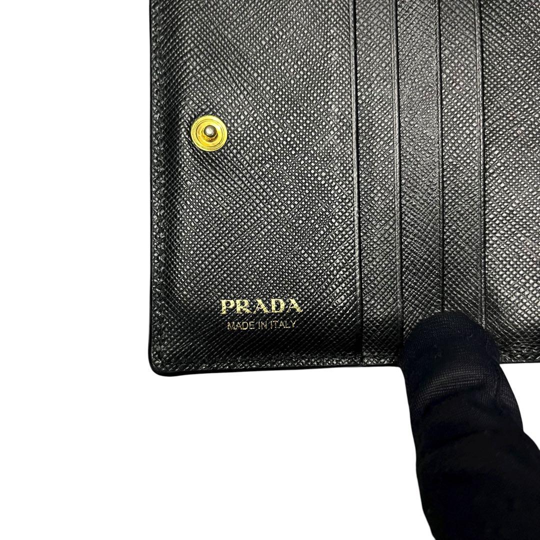 希少✨プラダ 二つ折り財布 シャイン サフィアーノレザー ロゴ金具 ブラック
