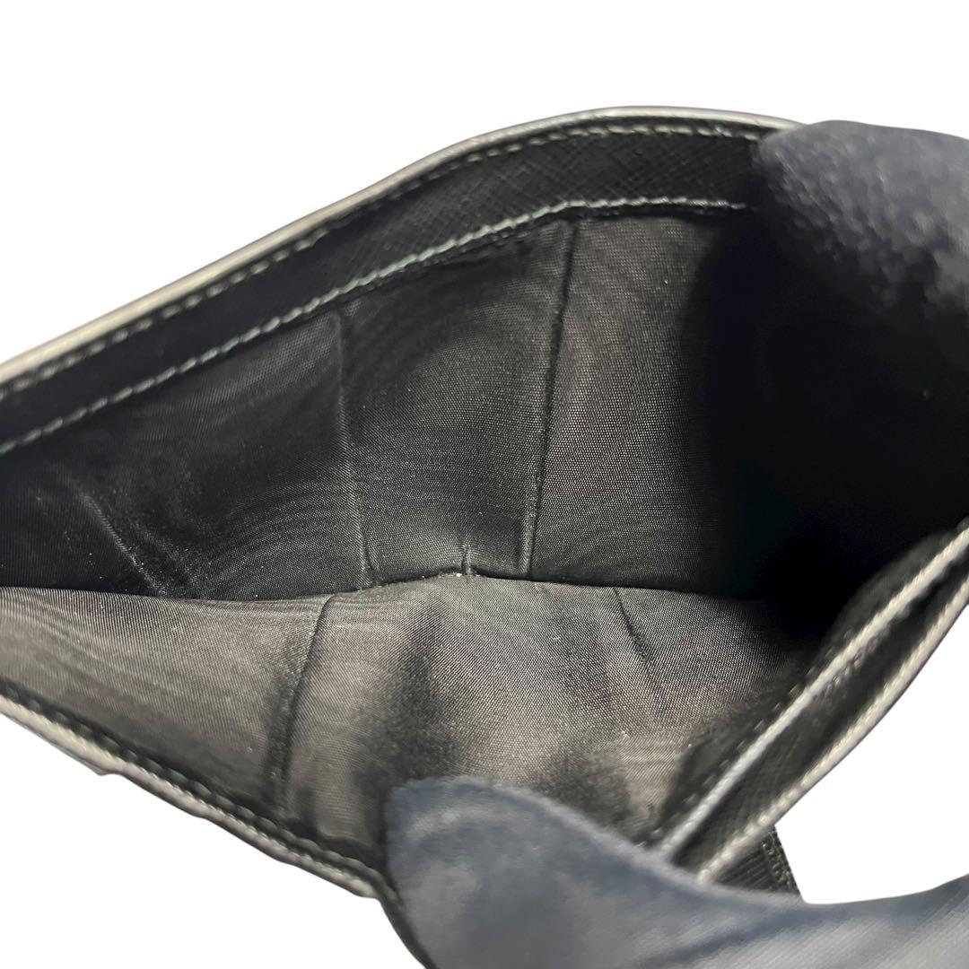 希少✨プラダ 二つ折り財布 シャイン サフィアーノレザー ロゴ金具 ブラック