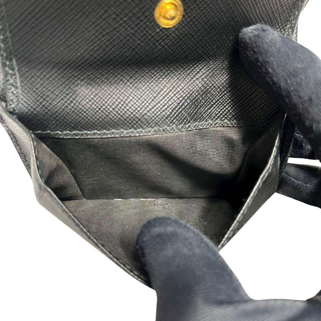 希少✨プラダ 二つ折り財布 シャイン サフィアーノレザー ロゴ金具 ブラック