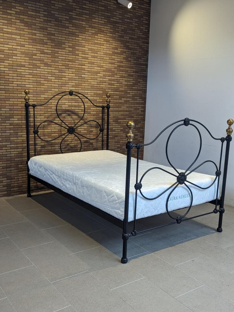 希少★LAURA ASHLEY　セミダブルベッド