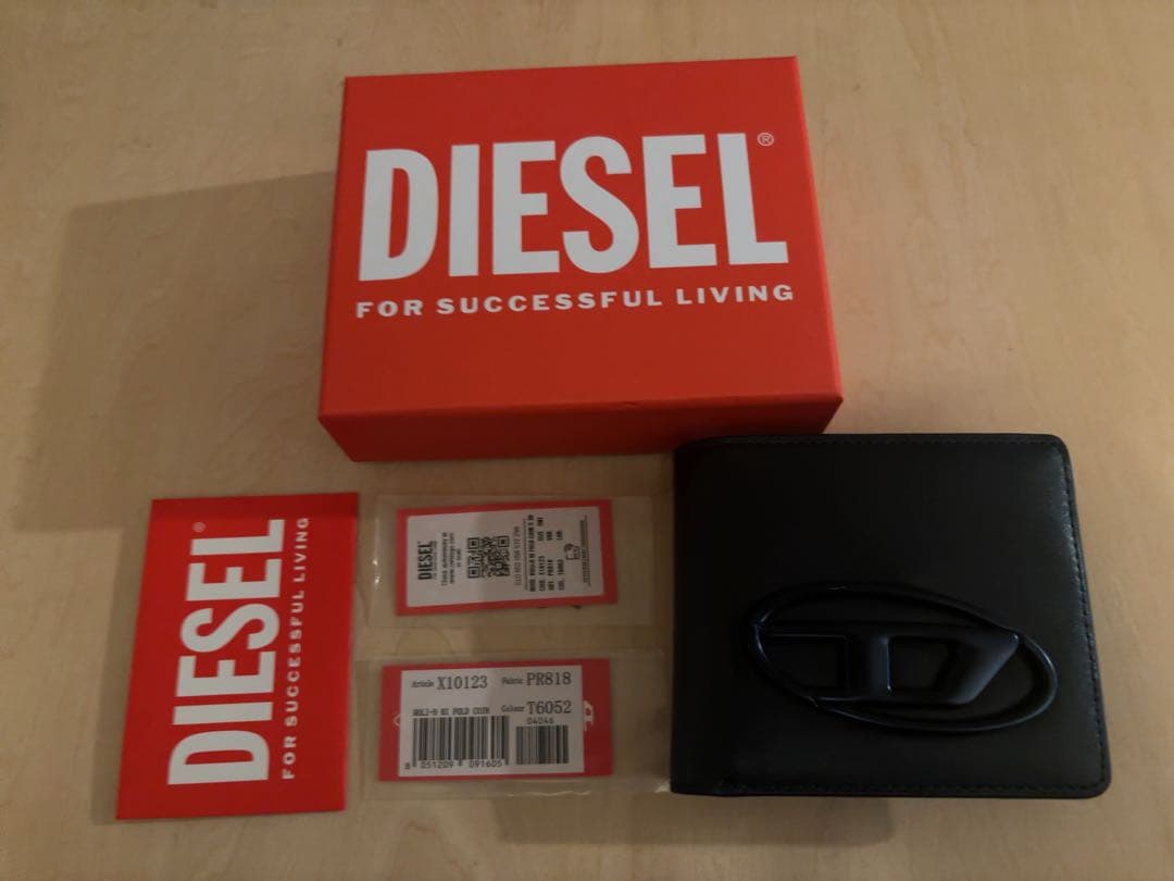 新品未使用品DIESEL 二つ折り財布 ネイビー　HOLI-D 箱付2025AW