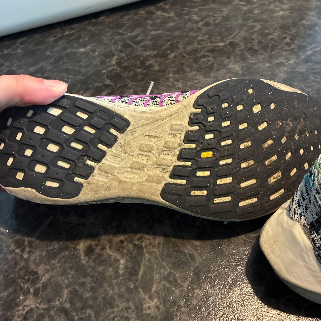 クッション性のあるスパイクシューズ グレー/マルチカラー