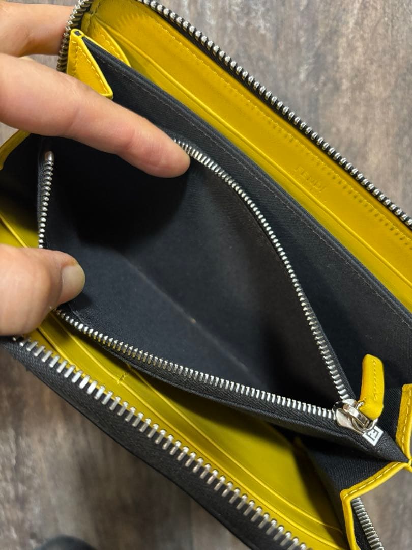 ＊FENDI ロゴ入り黒長財布