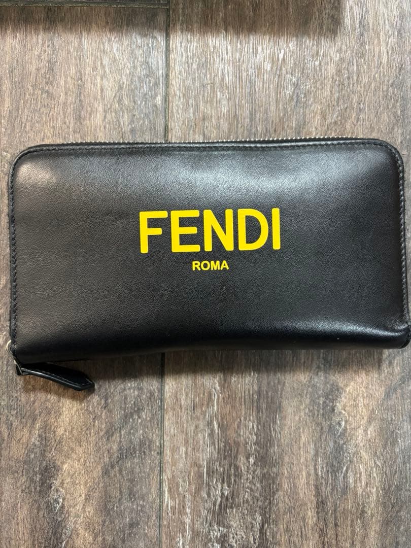 ＊FENDI ロゴ入り黒長財布