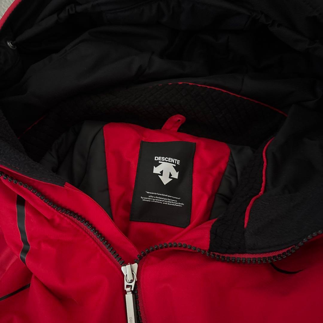 デサント赤いジャケットと黒いパンツのセット