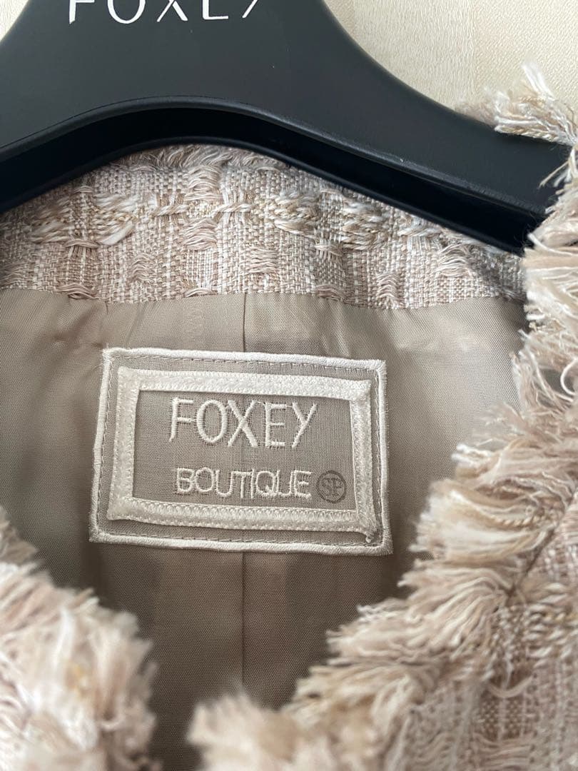 新品　FOXEY ノーカラージャケット 40 上品　ハンガー付き
