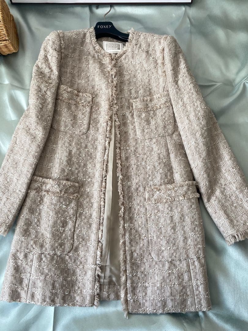 新品　FOXEY ノーカラージャケット 40 上品　ハンガー付き