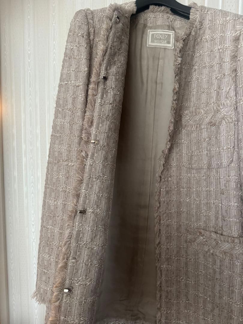 新品　FOXEY ノーカラージャケット 40 上品　ハンガー付き