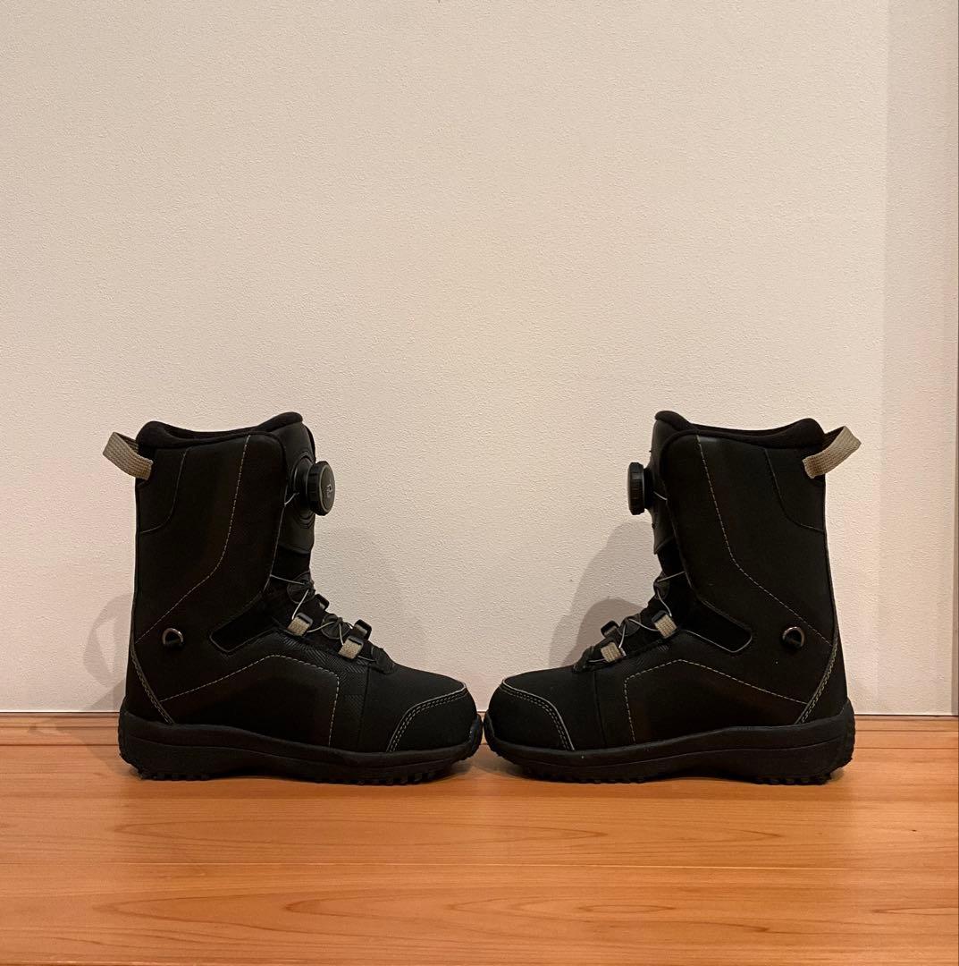 BOAシステム搭載のブラックスノーボードブーツ（女性・キッズ用）