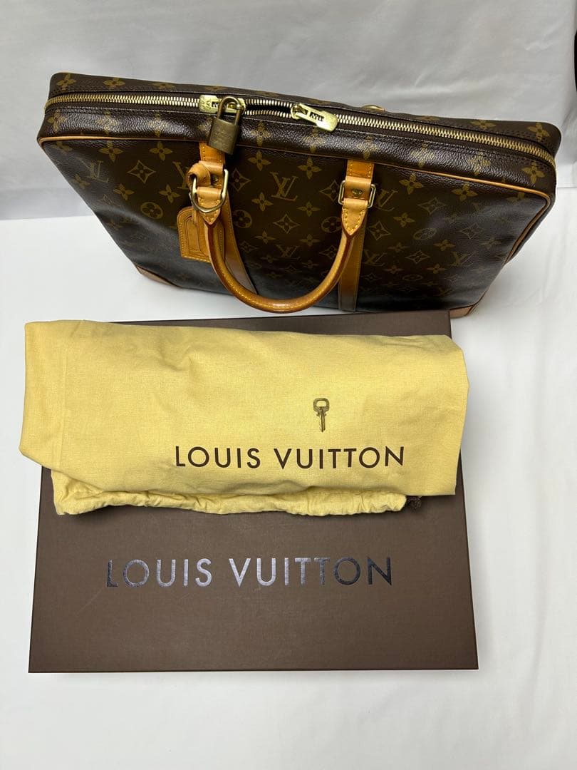 LOUIS VUITTON モノグラム ポルトドキュマン ヴォワヤージュ