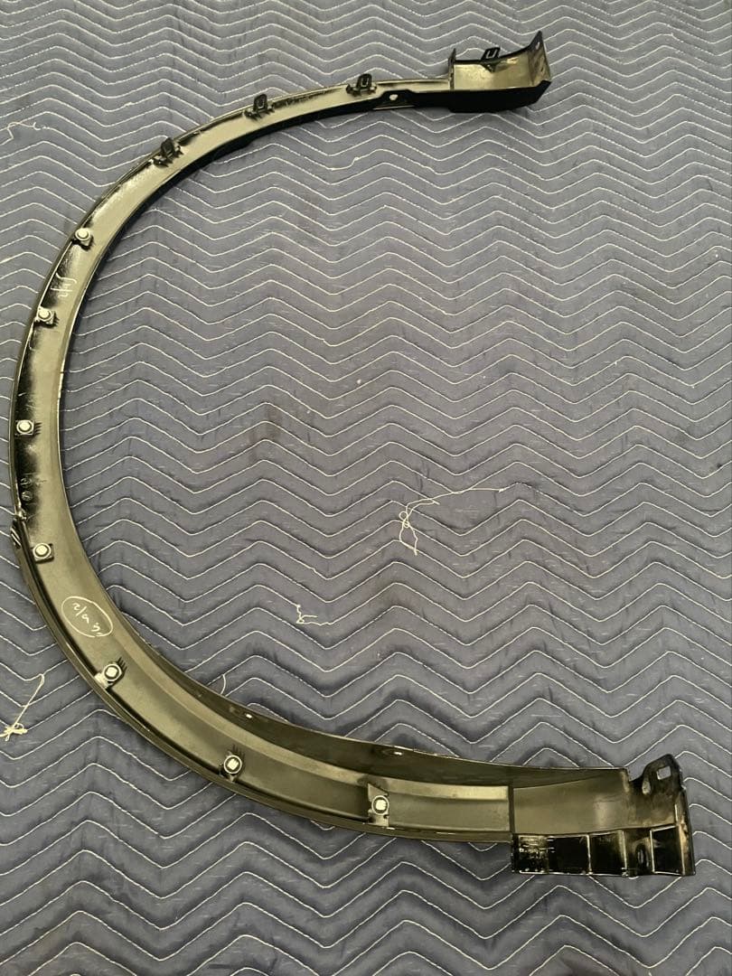 クラウンスポーツ フェンダー アーチ モール １台分　新車取外