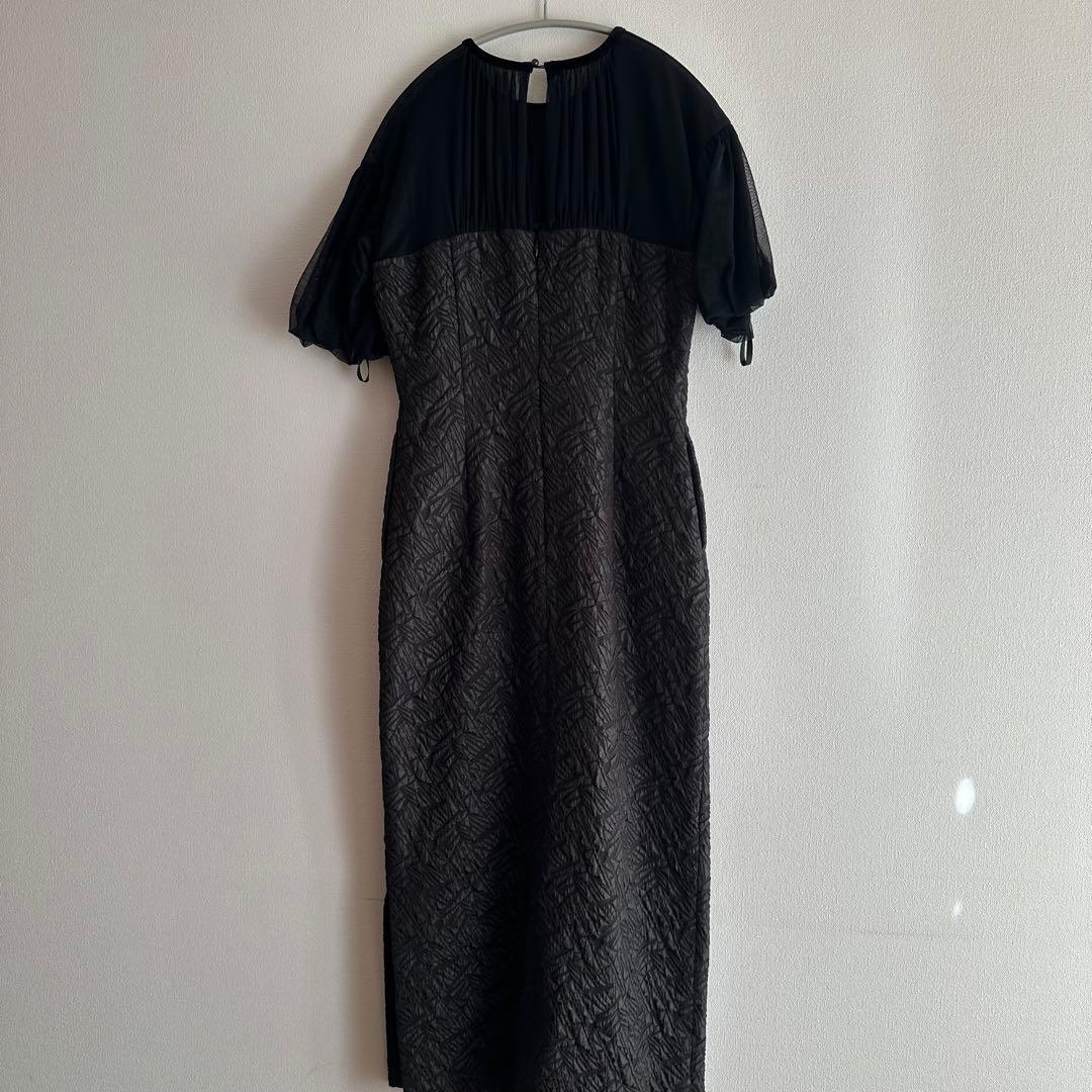 ラグナムーン レーススリーブ付き黒ドレス