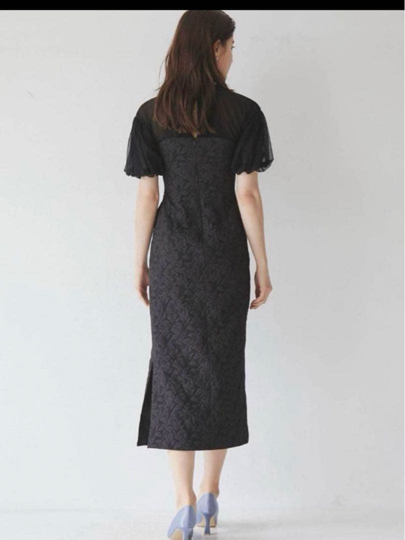 ラグナムーン レーススリーブ付き黒ドレス