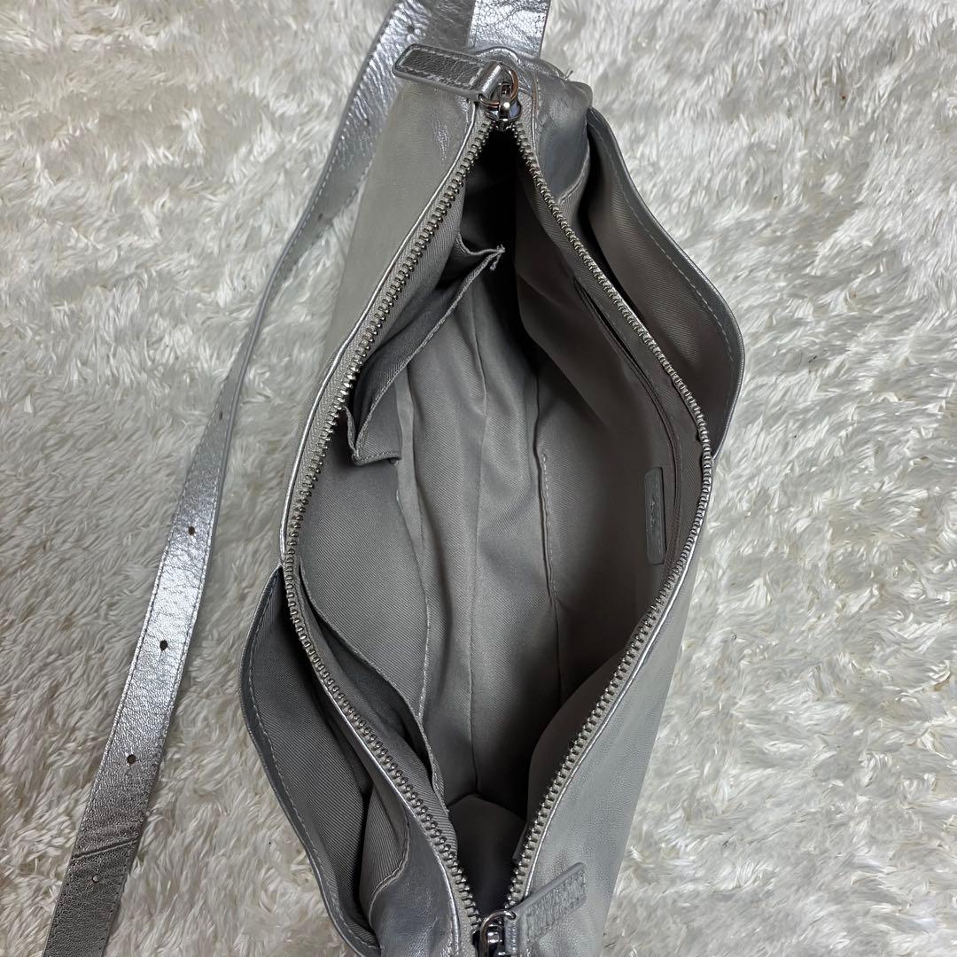 ゆきち様 イアパピヨネ ショルダーバッグ クロスボディ シルバー