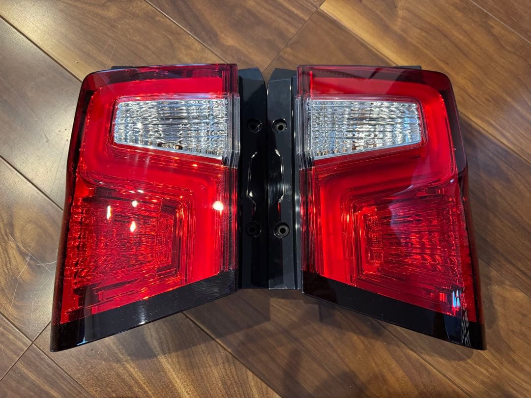 S*様 三菱 デリカ D:5 後期 純正 テールランプ 赤 クリア 左右セット