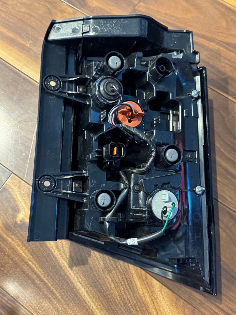 S*様 三菱 デリカ D:5 後期 純正 テールランプ 赤 クリア 左右セット