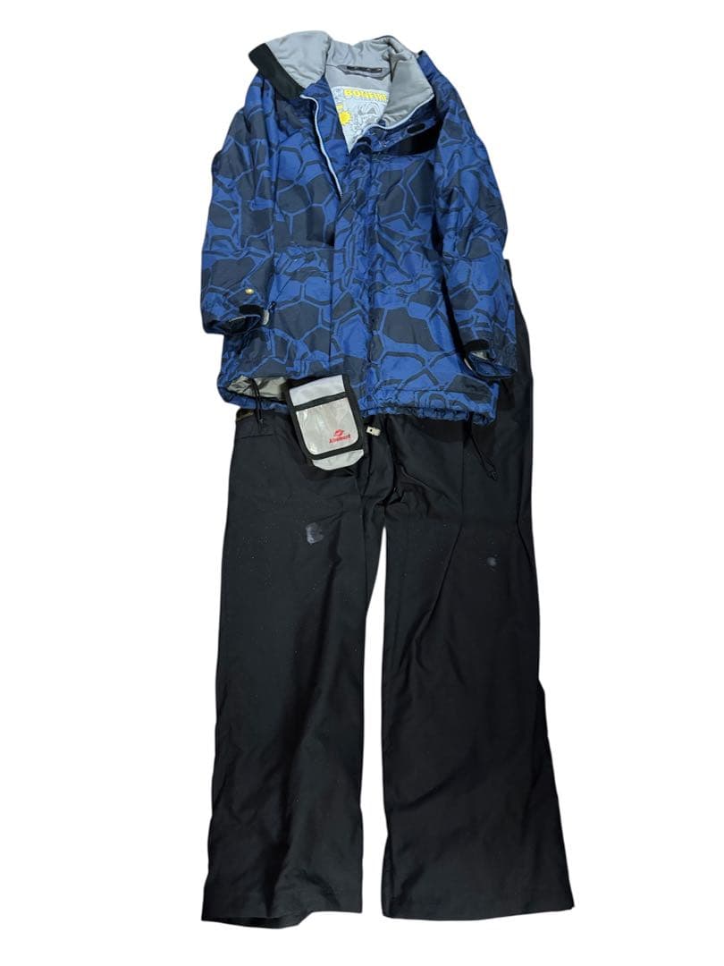 上着は ボンファイヤーで 下は ボルコムです