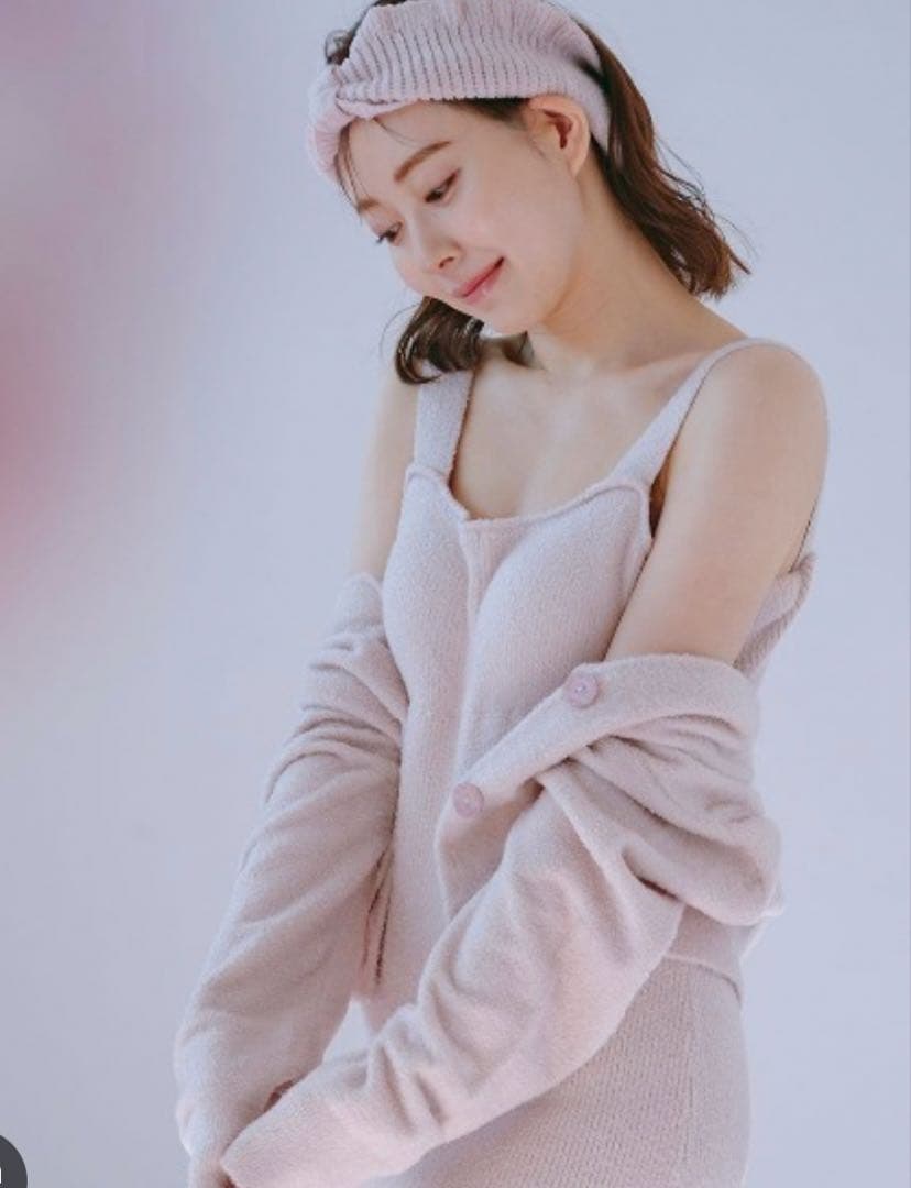 値下げ中SNIDELバリエカラーカップインニットワンピース＆カーディガン