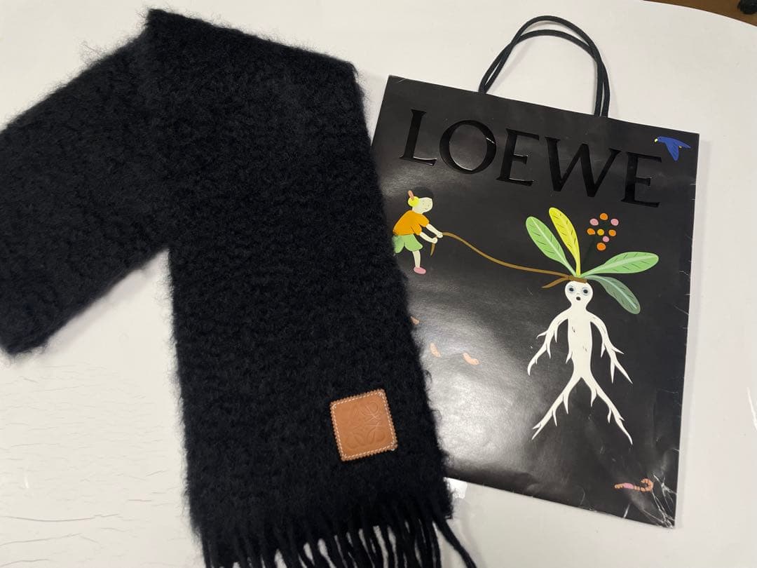 LOEWE 黒 マフラー