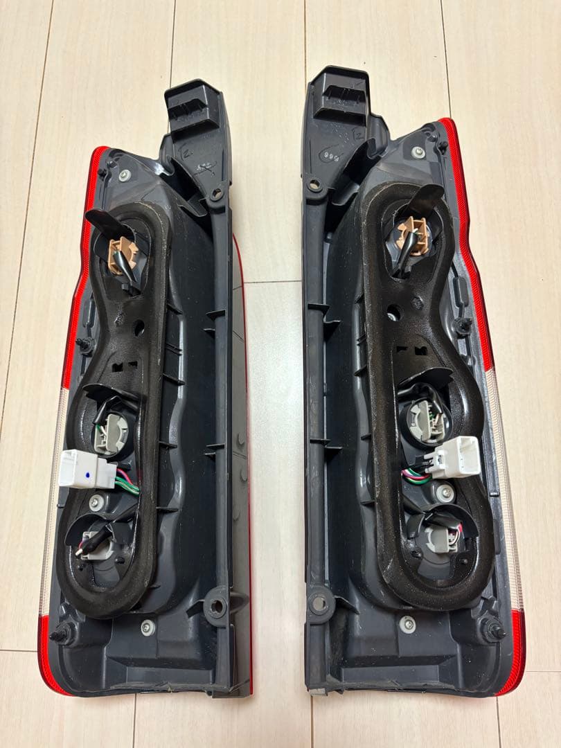 ハイエース 5型　純正　テールランプ