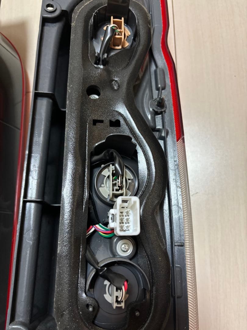 ハイエース 5型　純正　テールランプ