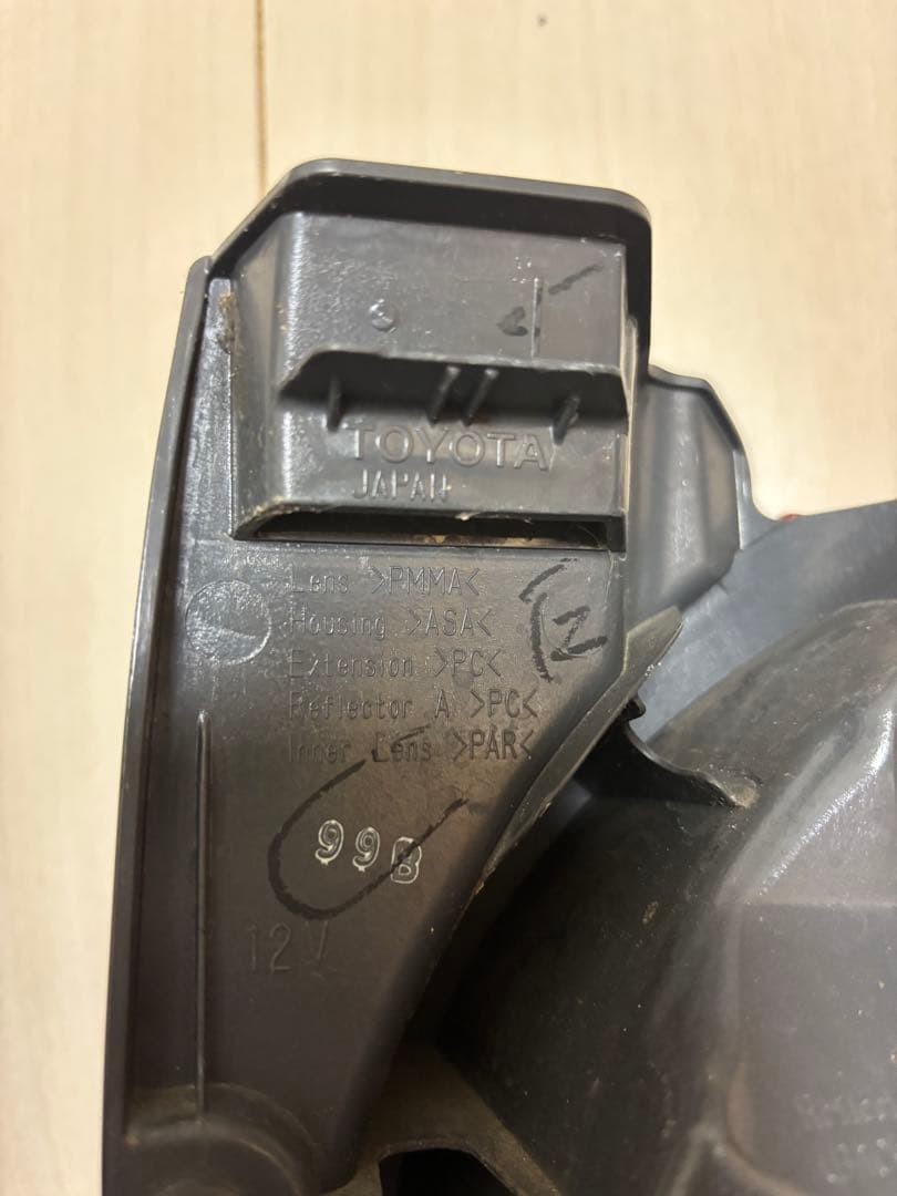 ハイエース 5型　純正　テールランプ