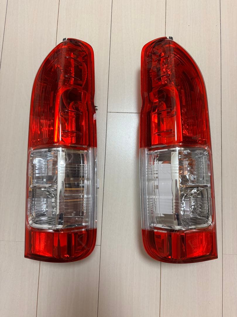 ハイエース 5型　純正　テールランプ