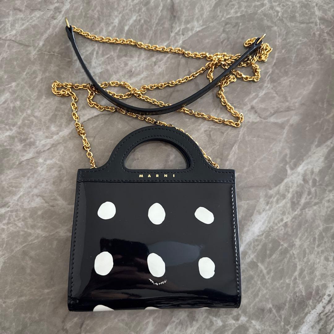 マルニ Marni チェーン付き財布 パテントレザー 水玉