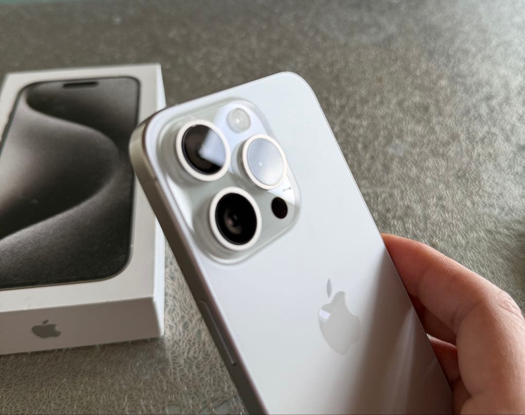 Apple iPhone15pro 256GBホワイトチタニウムsimフリー