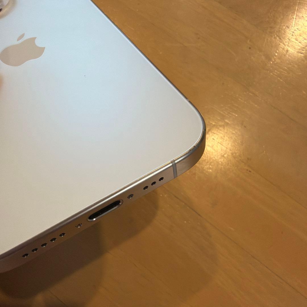 Apple iPhone15pro 256GBホワイトチタニウムsimフリー