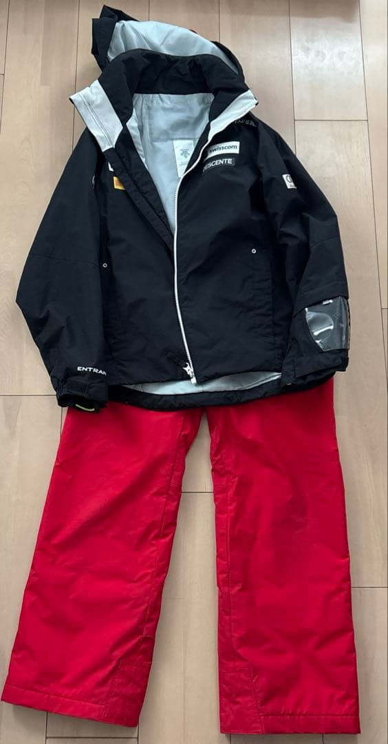 子ども用スキーウェアセット（黒・赤）