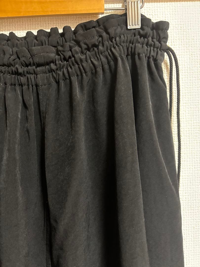 新品　2025年TRIACETATE POLYESTER アシンメトリーパンツ