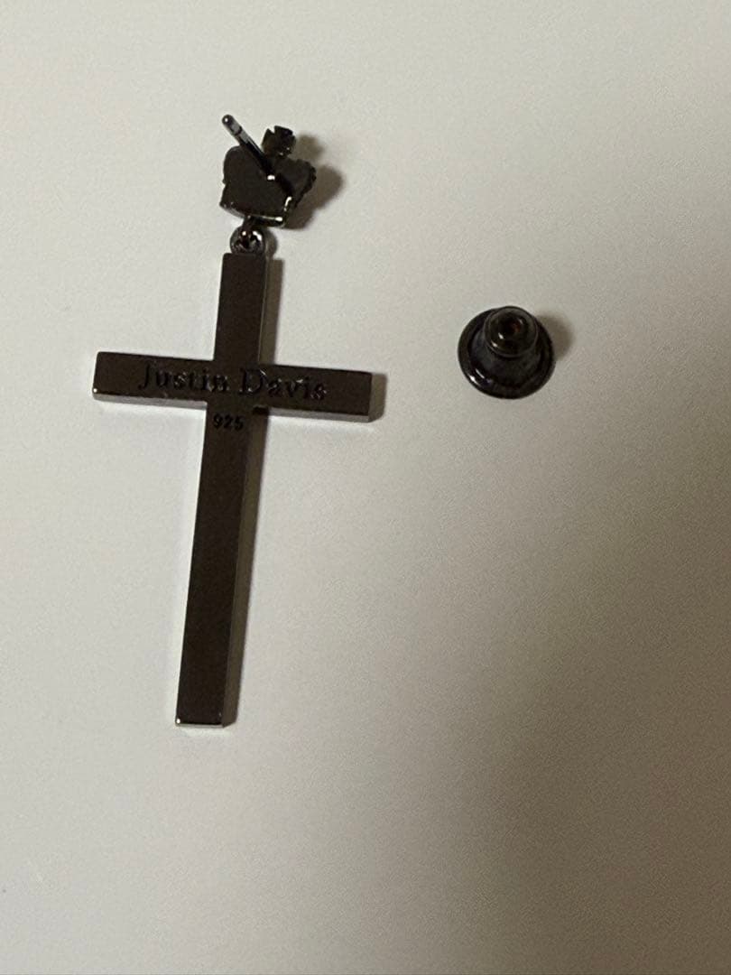 Justin Davis クロス型ピアス