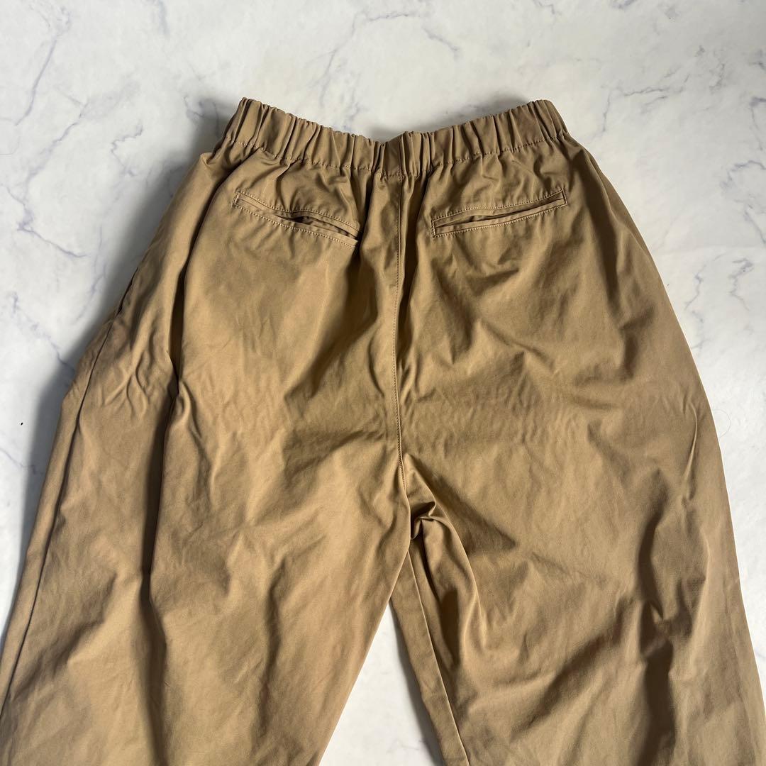 人気のかぐれ コットンクロップドパンツ　アーバンリサーチ　ベージュ