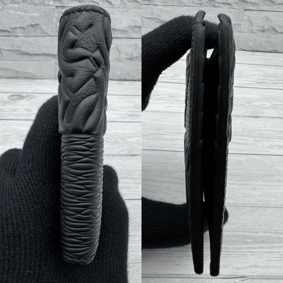 【激レア・極美品】サルヴァトーレフェラガモ 二つ折り財布　エンボス　ブラック