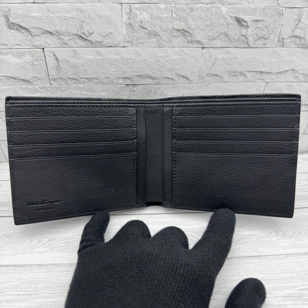 【激レア・極美品】サルヴァトーレフェラガモ 二つ折り財布　エンボス　ブラック