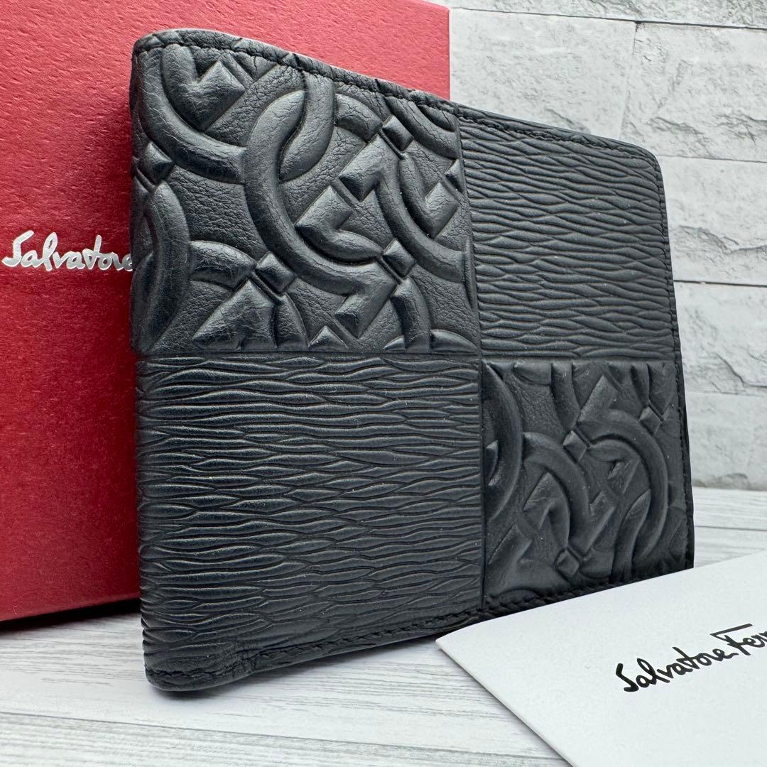 【激レア・極美品】サルヴァトーレフェラガモ 二つ折り財布　エンボス　ブラック