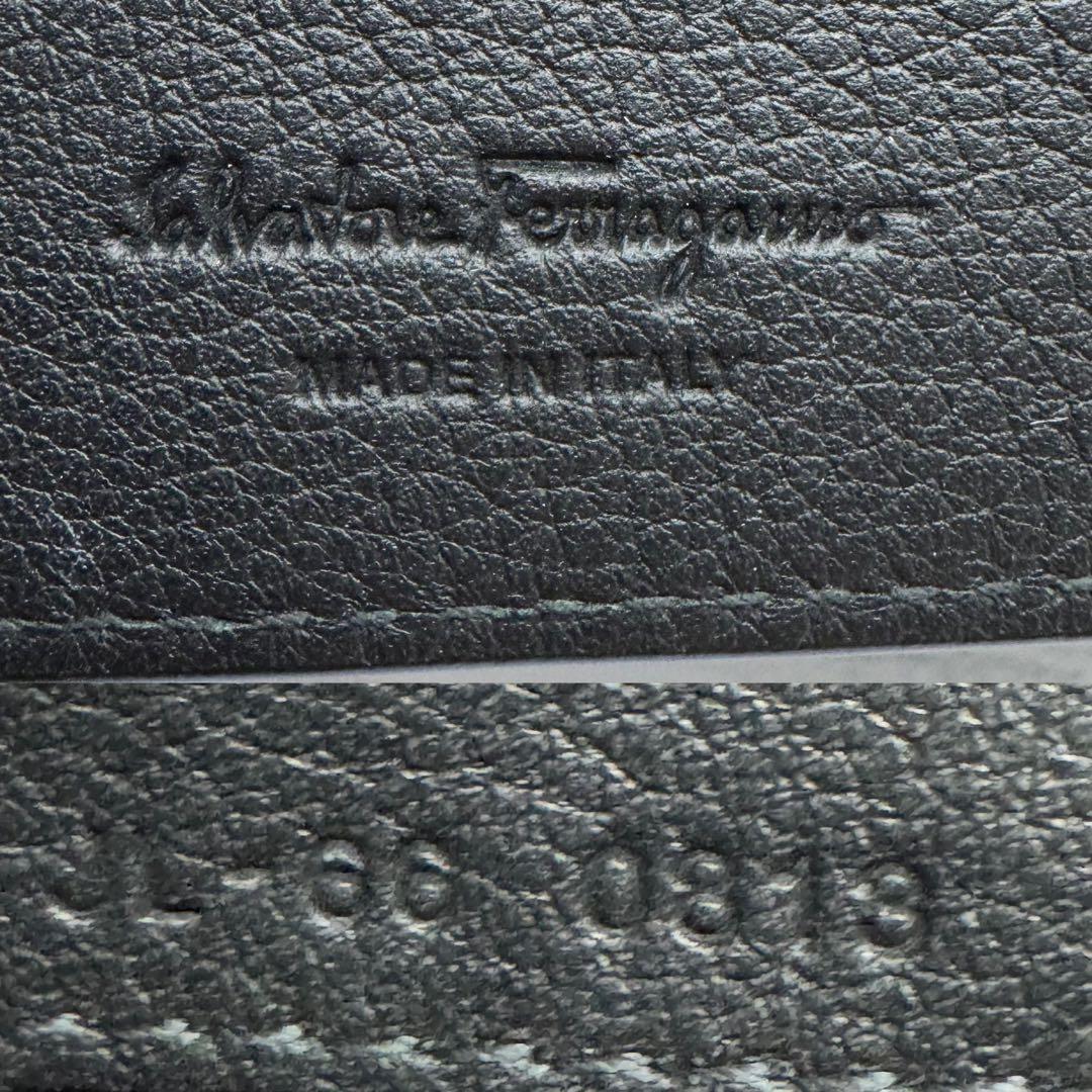 【激レア・極美品】サルヴァトーレフェラガモ 二つ折り財布　エンボス　ブラック