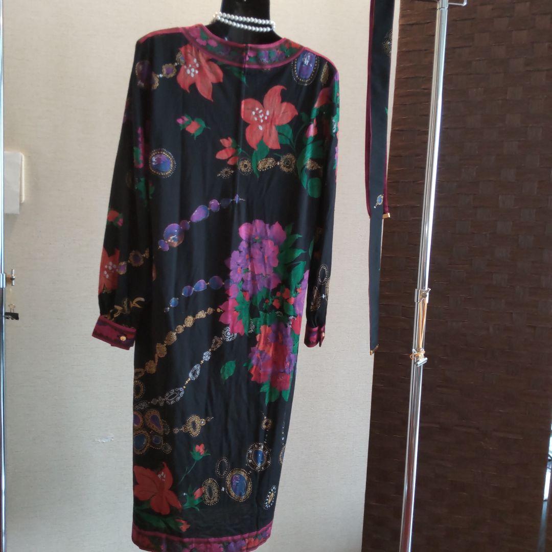 年末値下げ♥️難有りですが美品♥️美しいレオナールベルト付き黒地ベースワンピース