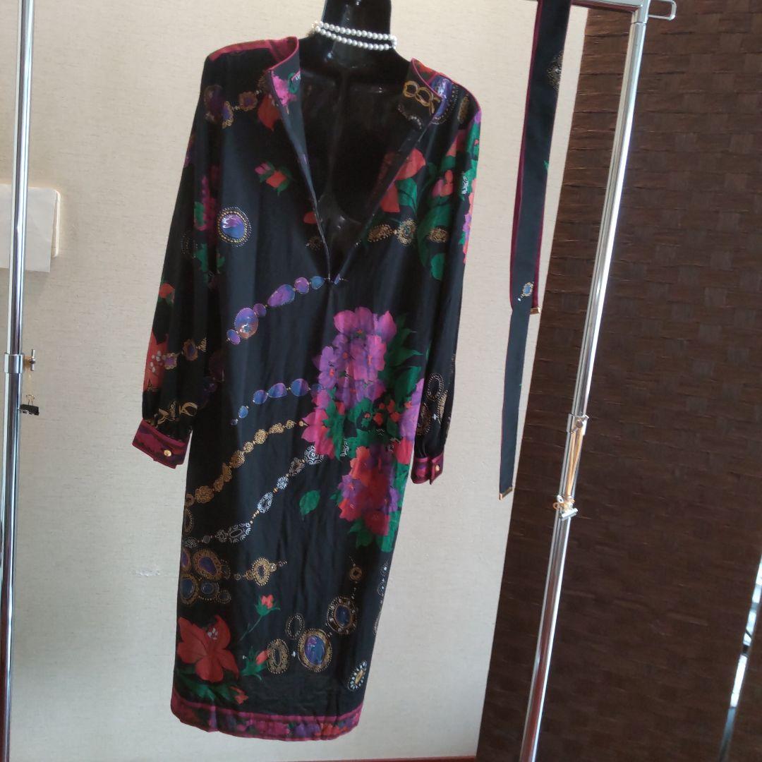 年末値下げ♥️難有りですが美品♥️美しいレオナールベルト付き黒地ベースワンピース