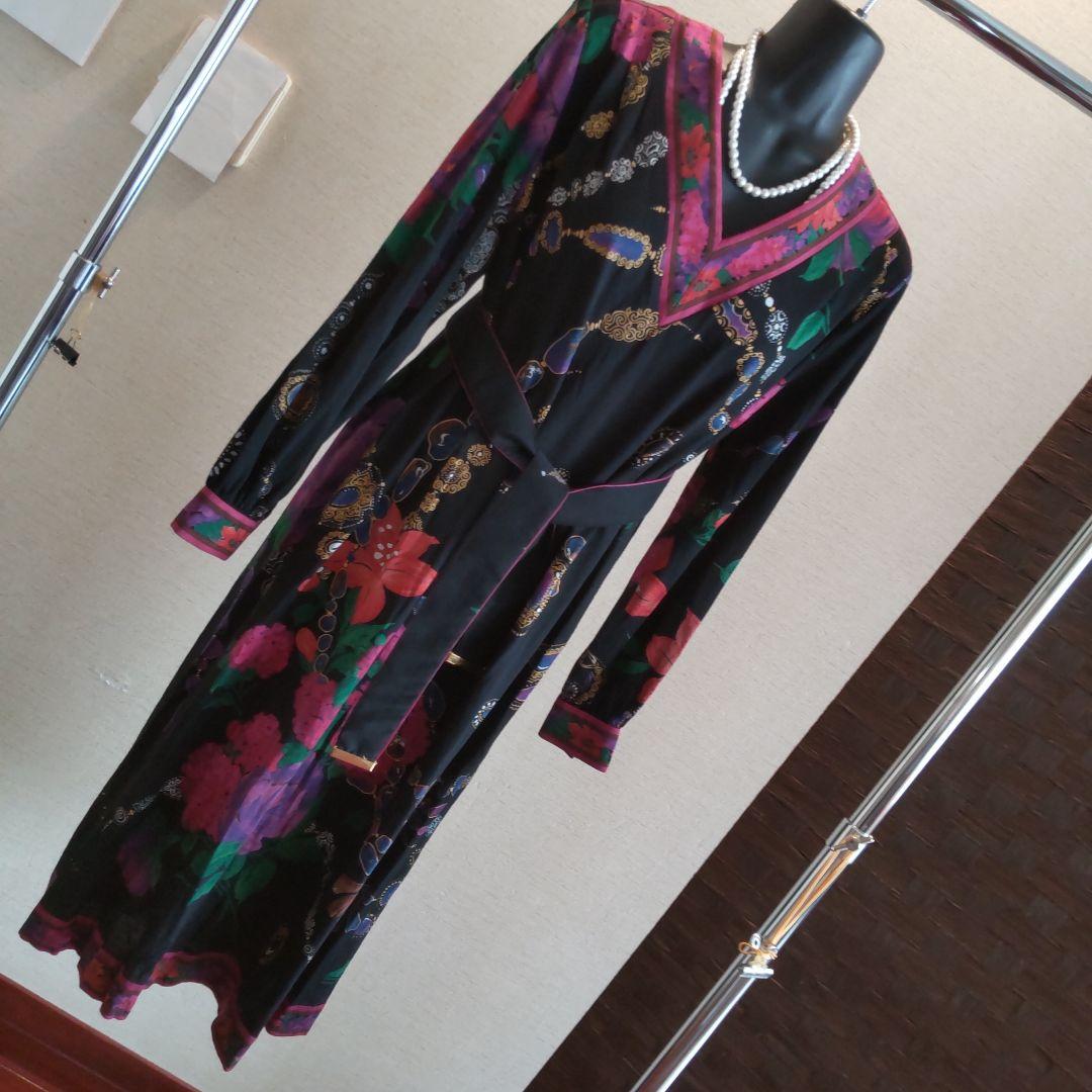 年末値下げ♥️難有りですが美品♥️美しいレオナールベルト付き黒地ベースワンピース