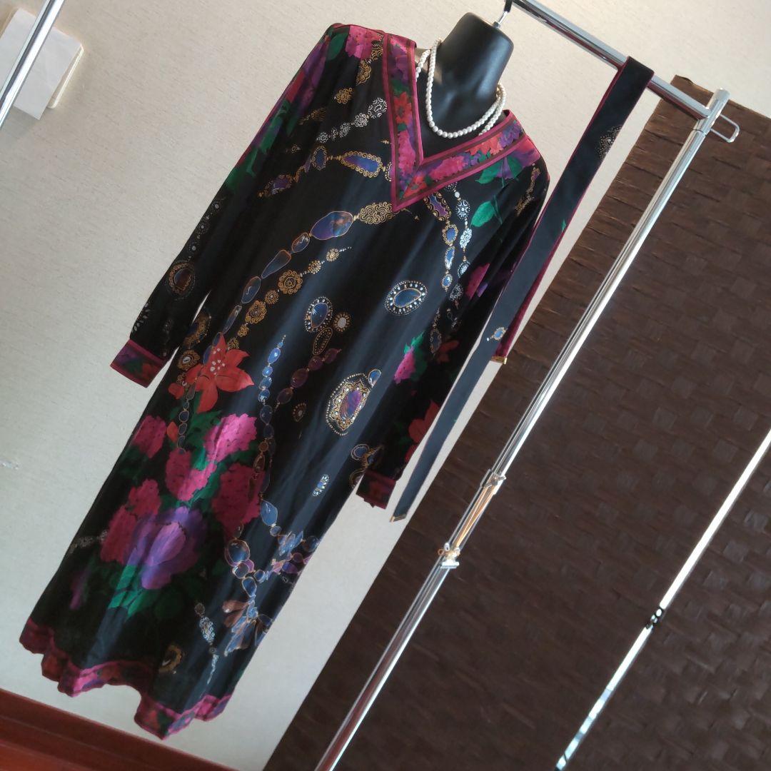 年末値下げ♥️難有りですが美品♥️美しいレオナールベルト付き黒地ベースワンピース