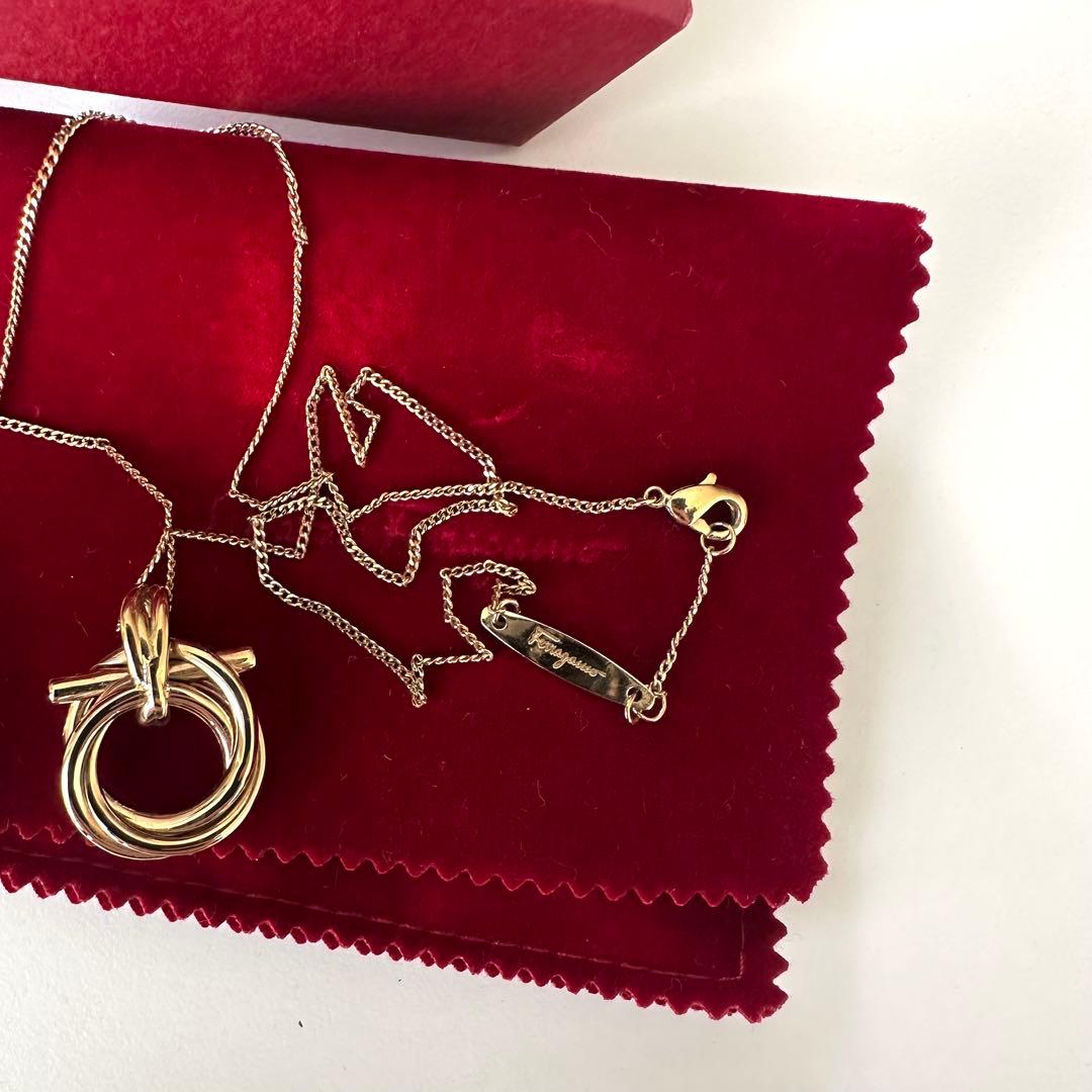 マリー　Salvatore Ferragamo ゴールドネックレス