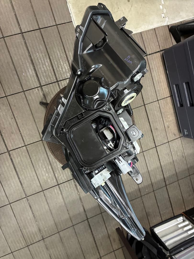 30プリウス　Ｇ's純正ヘッドライト　左右セット