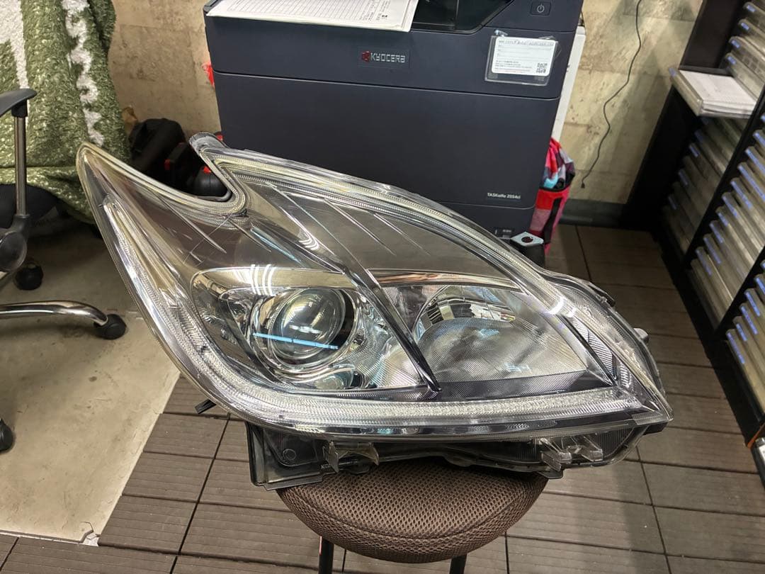 30プリウス　Ｇ's純正ヘッドライト　左右セット