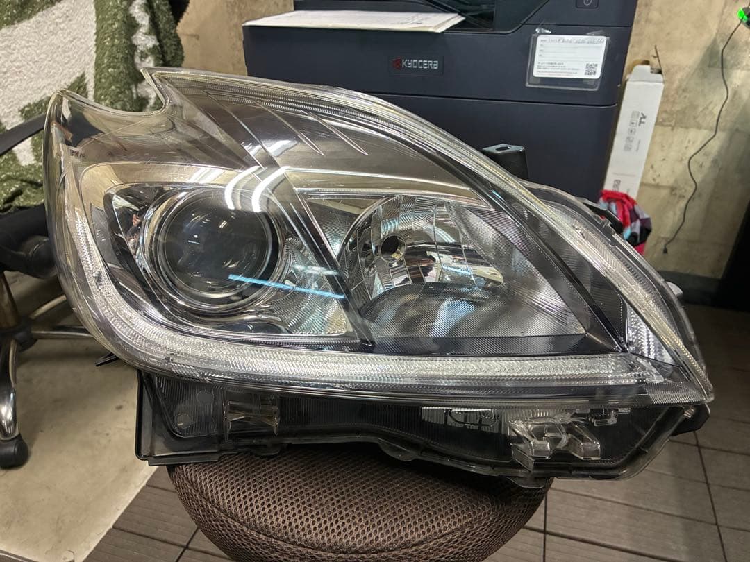 30プリウス　Ｇ's純正ヘッドライト　左右セット